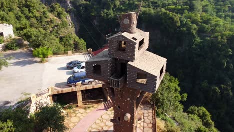 casa del árbol cerca de la famosa gruta de zahaln en danniyeh, líbano