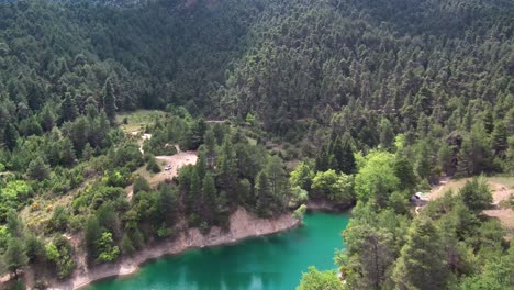 dolly lento aéreo en movimiento sobre el lago tsivlou