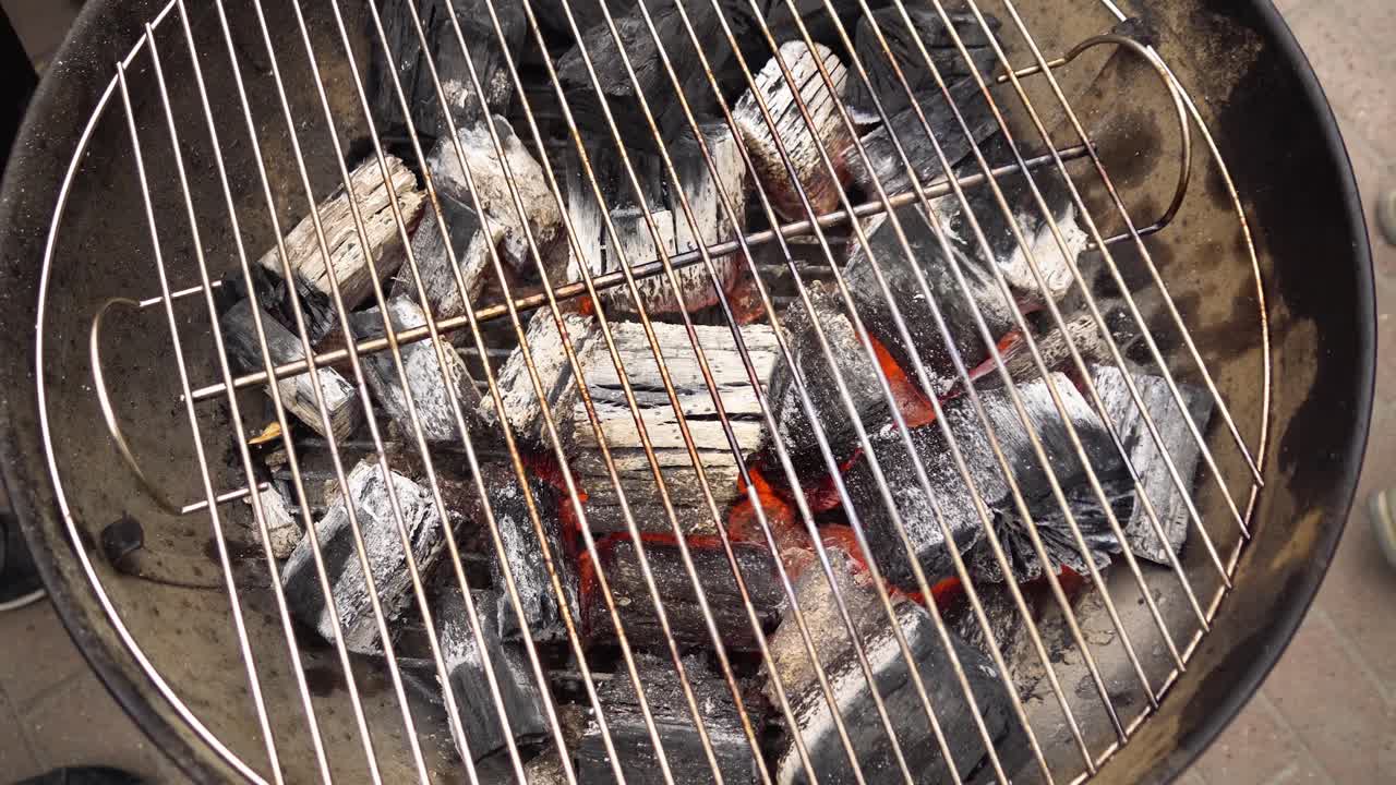 불타는 석탄을 가진 나무 석탄 그릴