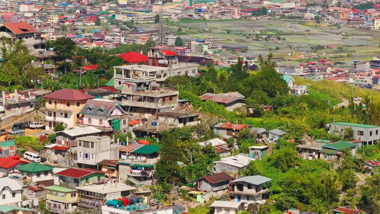 Cảnh quay điện ảnh góc trung/xa của Quirino Hill Lower ở Baguio Benguet Philippines