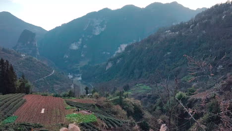 agricultores que trabajan en las montañas