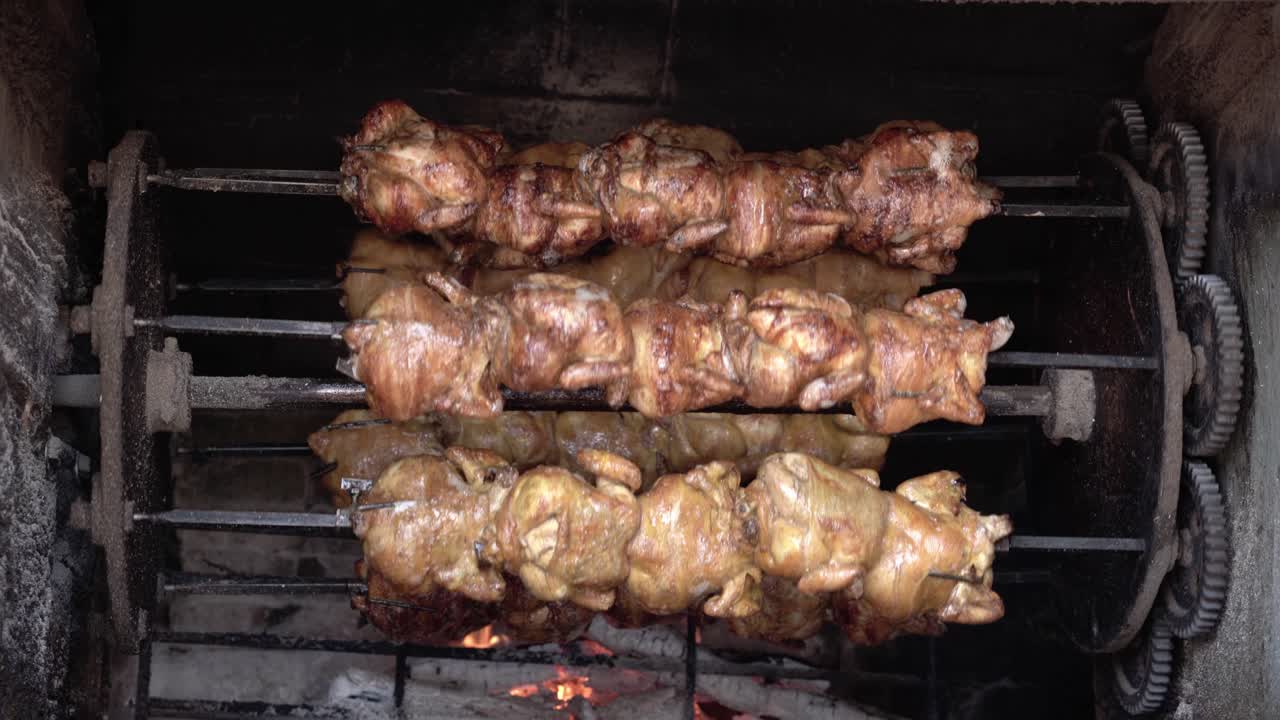 cocinando un pollito delicioso en una parrilla a la antigua