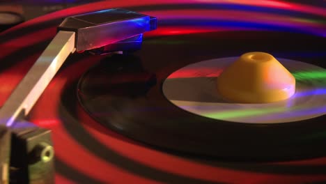 깜박이는 불빛과 함께 턴테이블에서 회전하는 45rpm 비닐 레코드