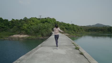 mujer asiática en un puente