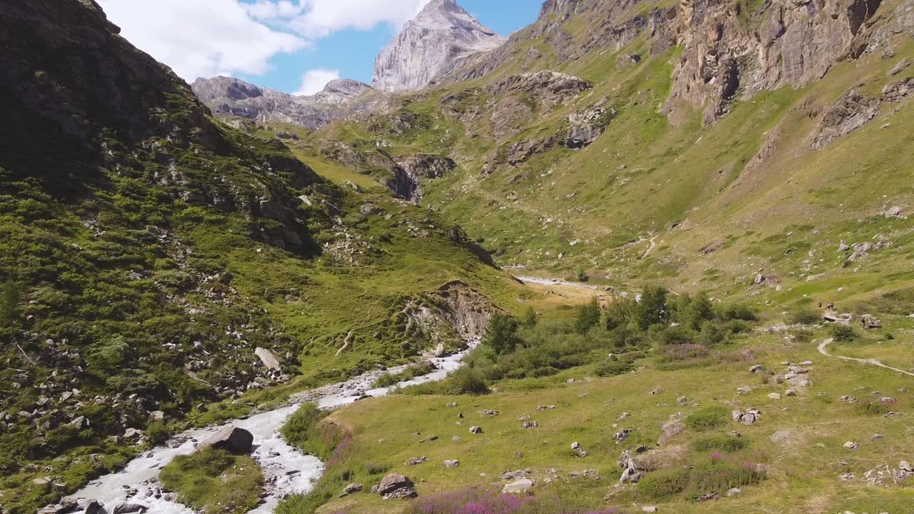establecimiento de una toma aérea del valle de los alpes italianos en un día soleado