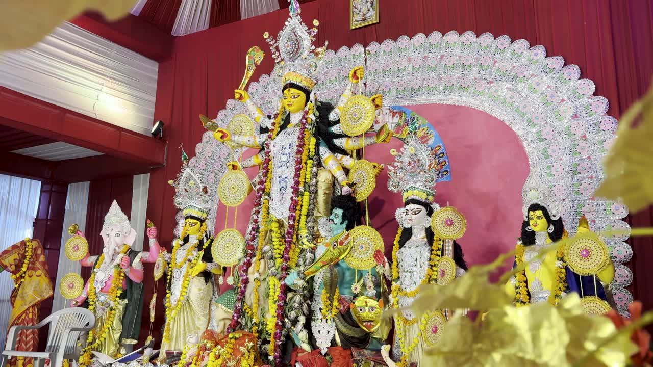 Pandal divino de Durga Puja que exhibe a la diosa y una decoración vibrante