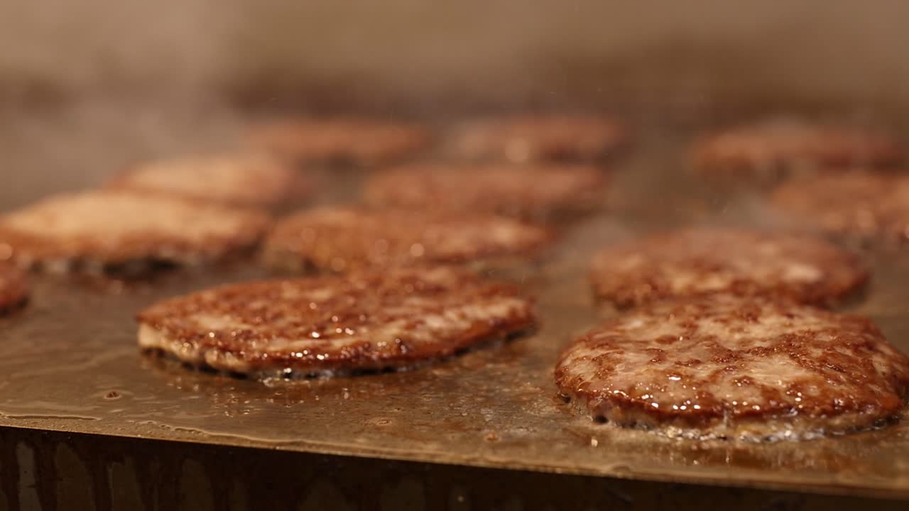 Hambúrgueres de carne bovina suculentos chiando; Close-up 120fps