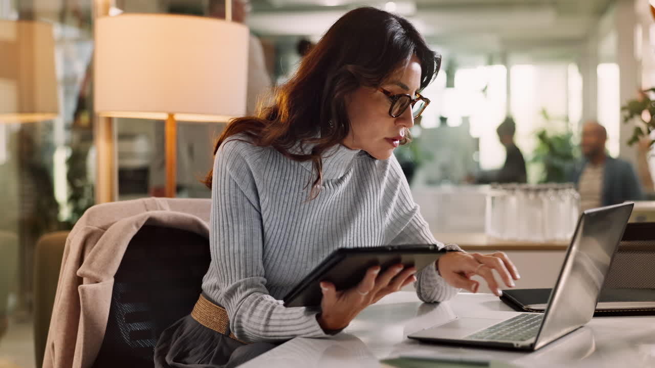 mujer de negocios trabajando en una tableta en la oficina