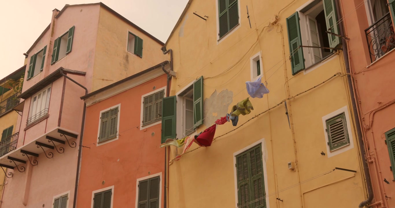 Fargerike historiske hus i Imperias gamleby med skodder, balkonger og tradisjonell middelhavsarkitektur på den naturskjønne italienske rivieraen i Liguria