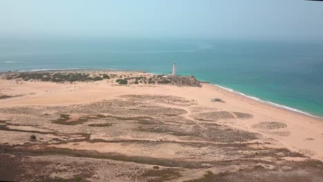 Malerischer-Blick-Auf-Den-Strand-Mit-Cape-Trafalgar-Leuchtturm-An-Einem-Sonnigen-Sommertag-In-Cádiz,-Spanien