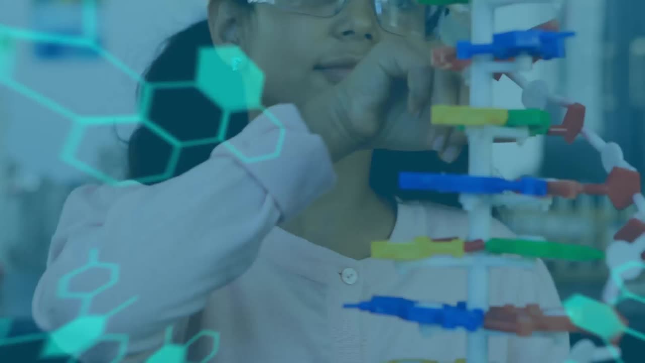 estructuras químicas y procesamiento de datos contra la niña tocando el modelo de estructura de adn en el laboratorio
