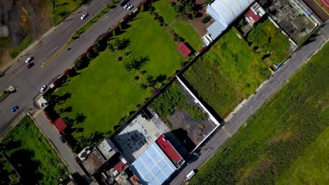 Una-Vista-Aérea-De-Un-Vuelo-Verde-Y-Una-Revelación-Del-Tráfico-Y-La-Pequeña-Y-Encantadora-Ciudad-De-Chalco-En-México