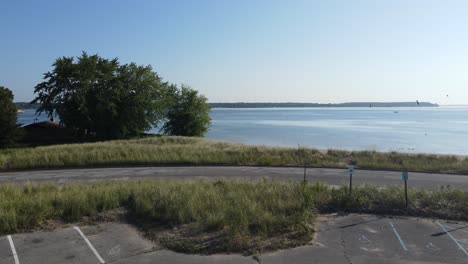 Gaviotas-En-Vuelo-Cerca-De-Un-Lago-En-Muskegon