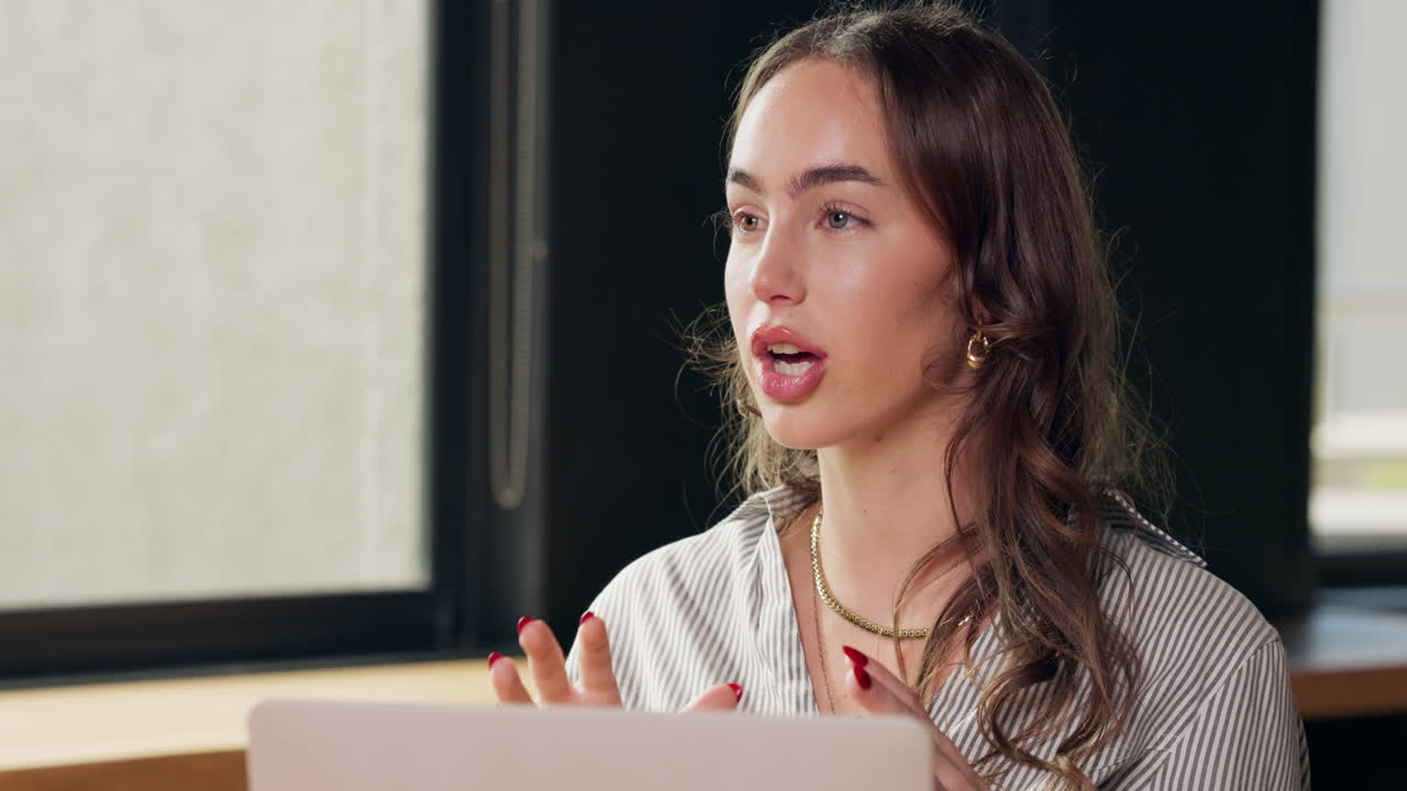 Giovane donna che usa un laptop