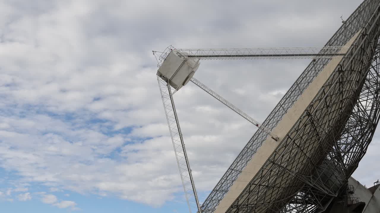 lapso de tiempo de una antena parabólica con nubes dinámicas