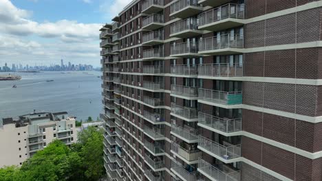 Aerial-view-showing-apartment-block-with-balcony-and-skyline-of-New-York-City-in-background---Staten-Island,-St-George-District