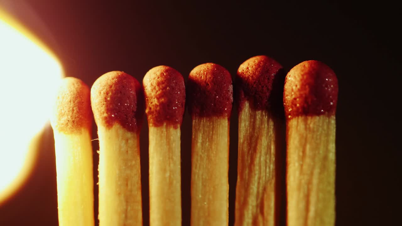 un número de cerillas se encienden una a la otra. concepto de reacción en cadena