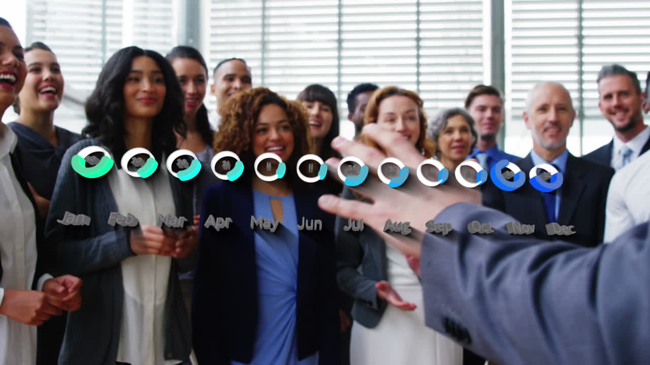 animación de gráfico financiero sobre felices y diversas mujeres y hombres compañeros de trabajo aplaudiendo