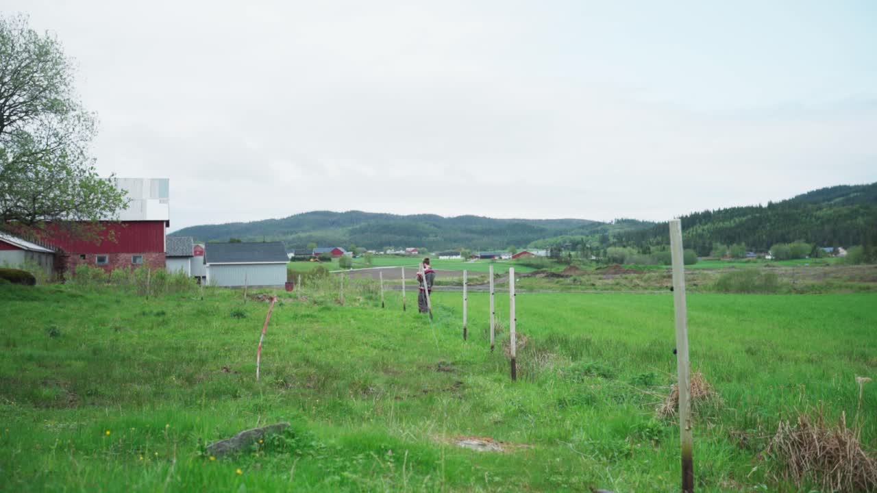 한 남자 가  ⁇  에서 나무 로 된 울타리 기둥 을 제거 하는 시간 경과