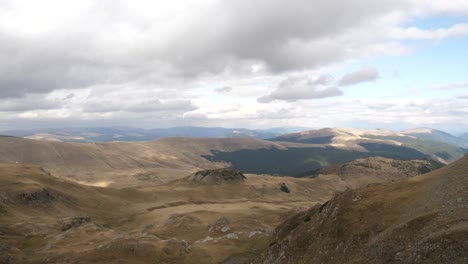 Vistas-A-Las-Montañas-De-Transilvania-Con-Cielo-Azul-Y-Nubes-Blancas