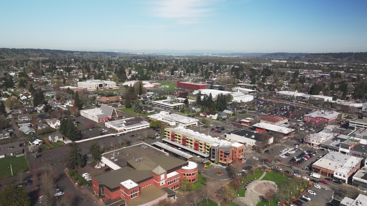 Vista panoramica dello sviluppo residenziale e commerciale nel centro di Puyallup, Washington, USA. Ripresa aerea