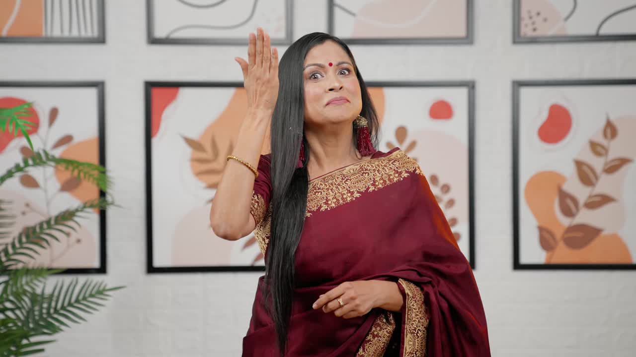 Wanita India menertawakan seseorang