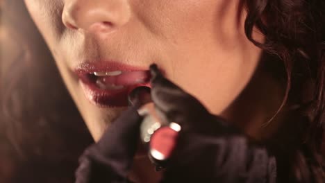 mujer aplicando lápiz labial