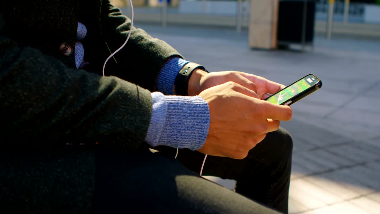 이동 중 문자 메시지를 보내는 사업가 4k