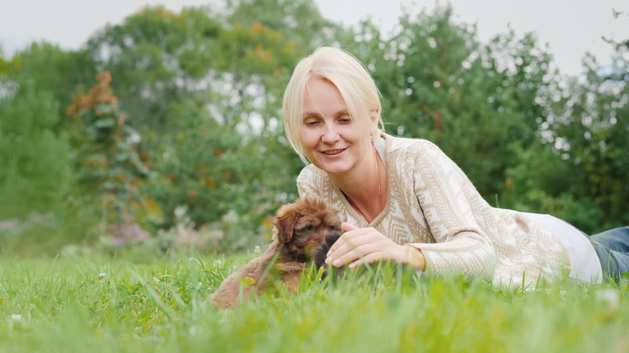 강아지와 노는 여자