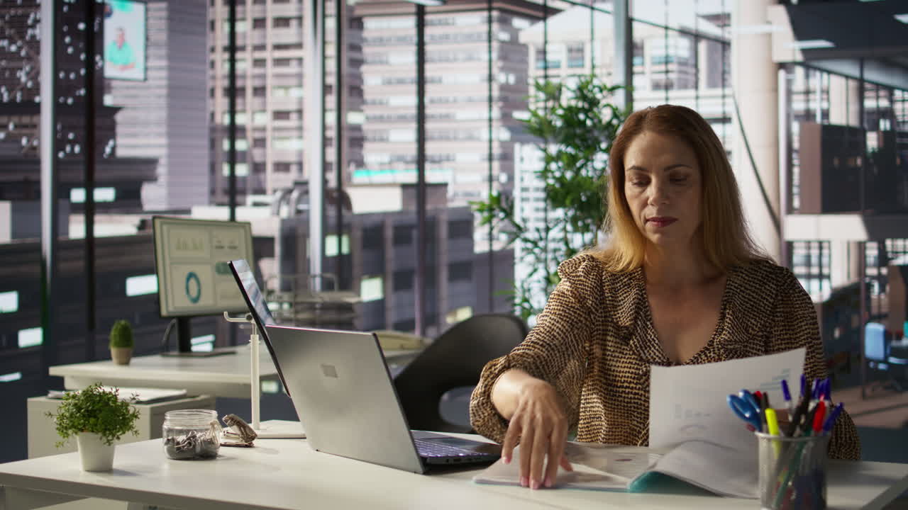 Donna che lavora in un moderno ambiente d'ufficio