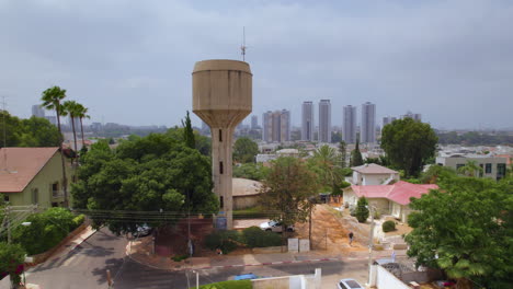 Eine-Nahaufnahme-Des-Wasserturms-Und-Des-Wasserbeckens,-Das-1913-Für-Die-Ersten-Siedler-Der-Siedlung-Nechalat-Yehuda-Gebaut-Wurde