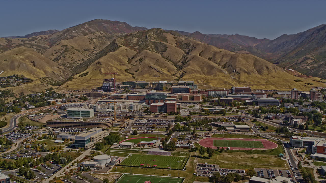 솔트 레이크 시티 유타 공중 v59 드론 비행 대학 캠퍼스 지역은 스포츠 경기장과 경기장, 산의 경치가 보이는 언덕 병원을 캡처합니다 - 인스파이어 2, x7 카메라로 촬영 - 2021년 10월