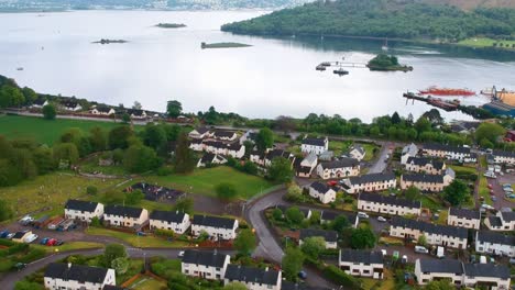 Tiro-Cinemático-De-Dron-Basculante-Del-Pueblo-Escocés-Junto-Al-Lago