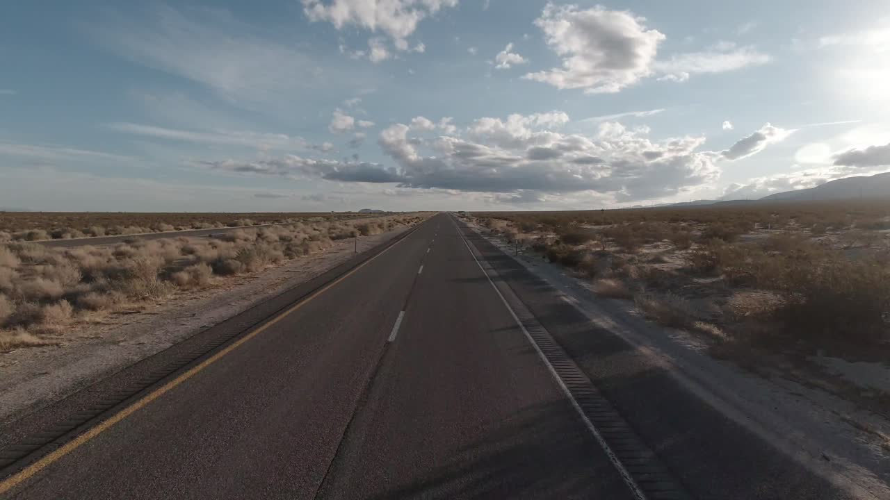 una perspectiva única conduciendo hacia el sur por una carretera del desierto
