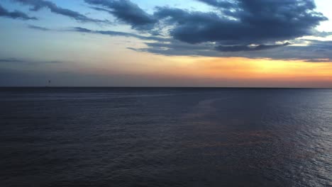 gaviotas volando sobre el mar al atardecer