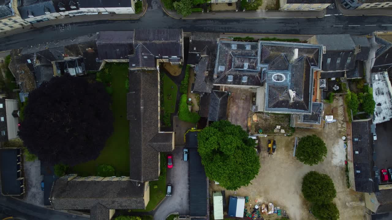 다양한 활기찬 도시 풍경을 드러내는 멋진 위에서 아래로 드론 촬영으로 시렌체스터의 본질을 포착하십시오.