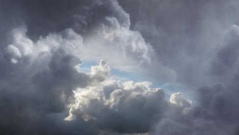 Gewitterwolken-Ziehen-Am-Dunklen-Himmel