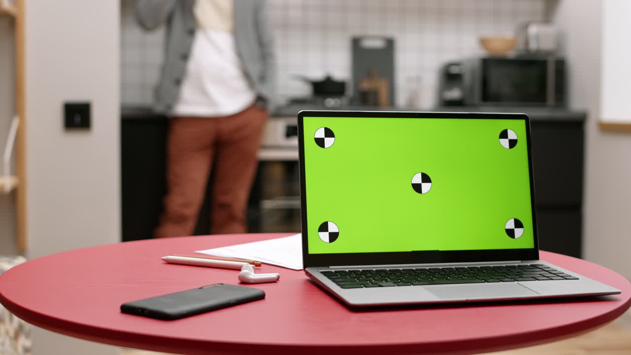 portátil con pantalla verde en la mesa