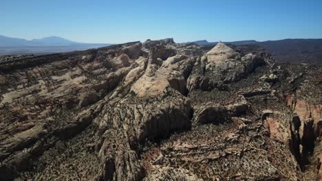 Eine-Gemächliche-Zeitlupenaufnahme-Des-Capitol-Reef-Gipfels-Mit-Blick-Auf-Den-Fernen-Horizont