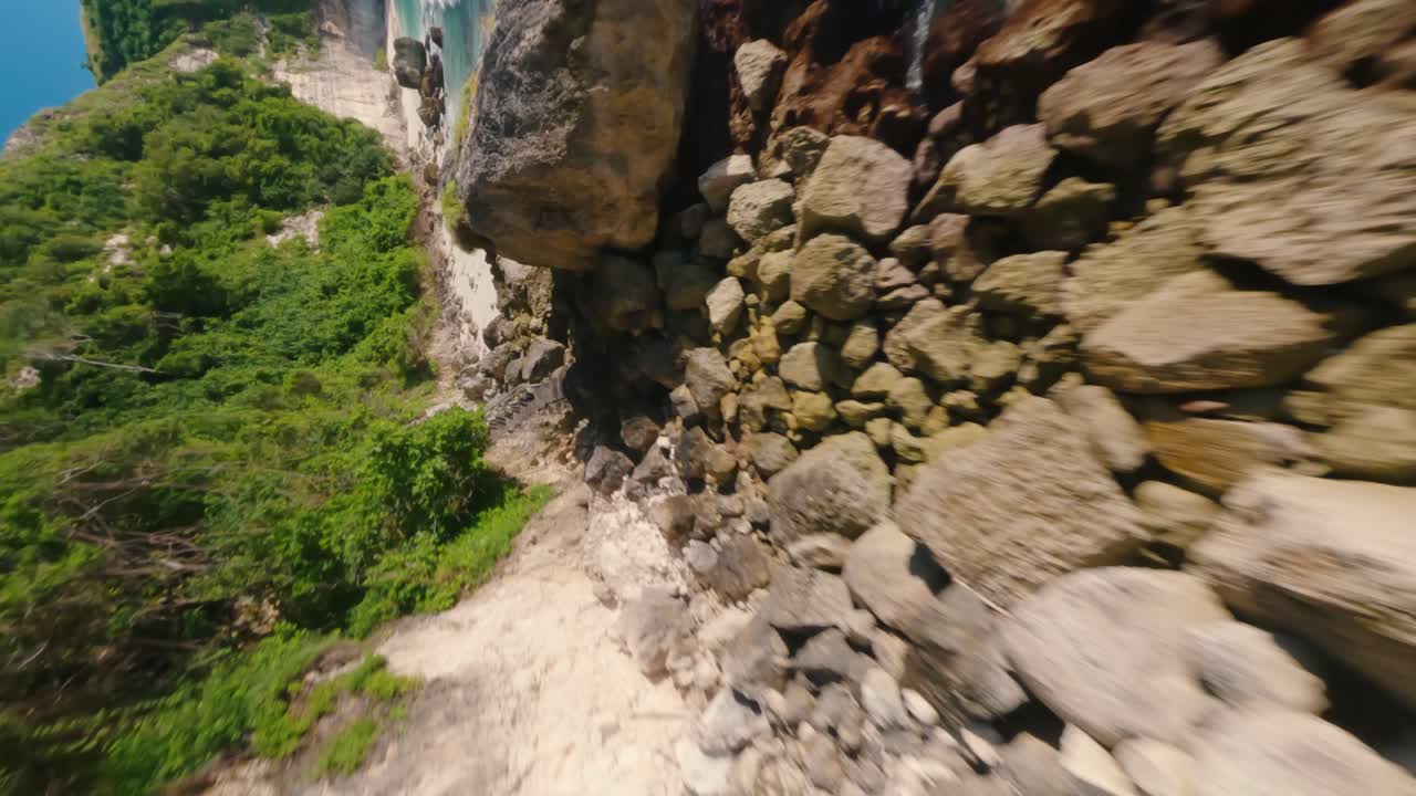fotografía de un dron de una playa de arena con olas que se estrellan en un día soleado, nusa penida, bali