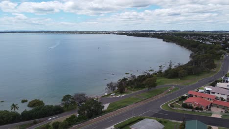 drone volando sobre un pueblo de playa y hacia el mar