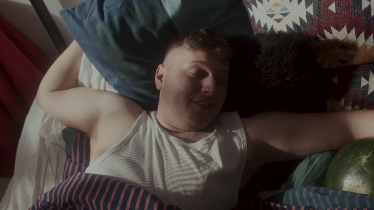 hombre despertando en la cama