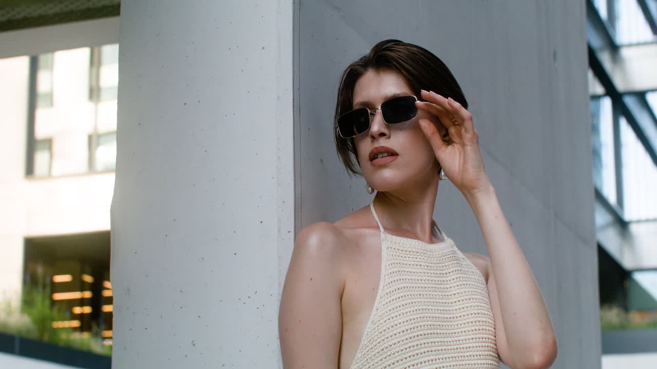 близкий взгляд на элегантную женщину в солнцезащитных очках