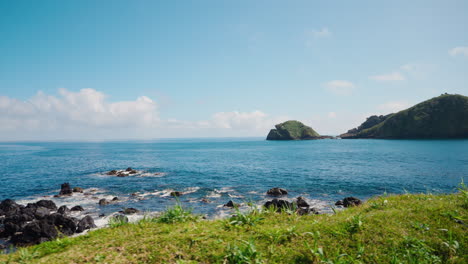 Vista-En-Cámara-Lenta-De-La-Costa-Rocosa-Durante-El-Día-Soleado-De-Verano