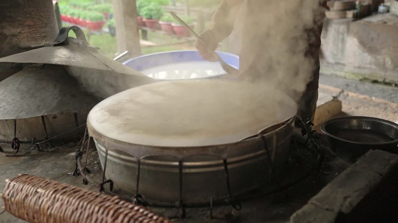 Distribute Rice Evenly. Mix Rice In Circular Motion. Apply Batter Smoothly Across Mold Surface. Ensure Rice Is Evenly Stirred And Batter Spread Uniformly Over Shape Surface