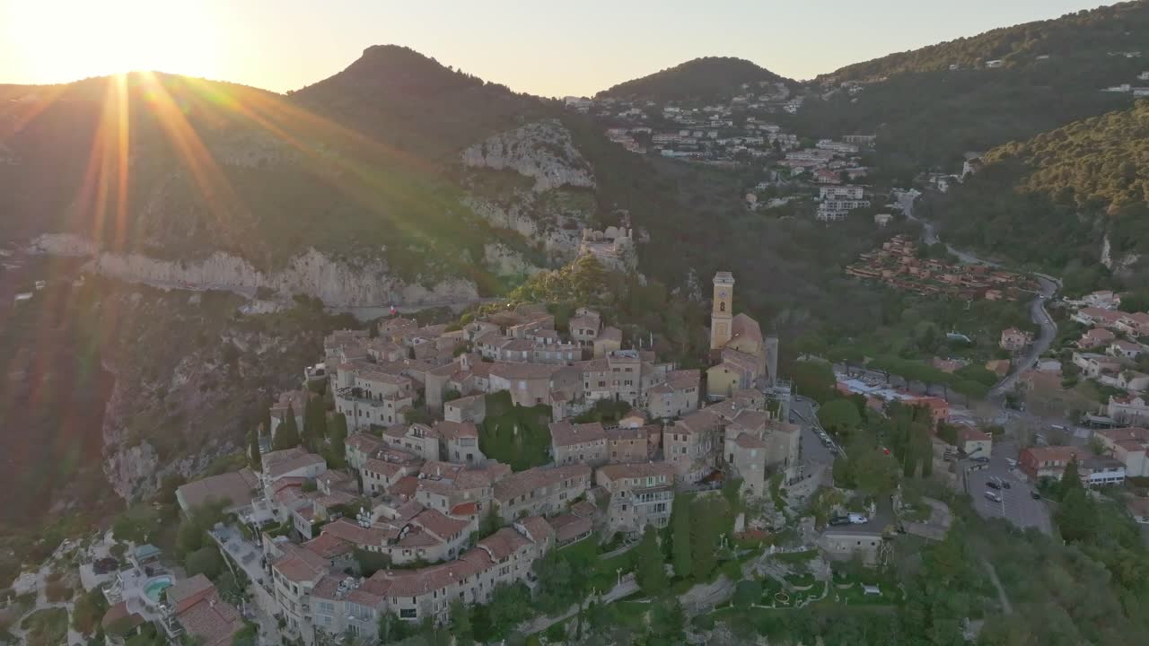 フランス、地中海を見下ろすエズ村に夕陽が降り注ぐ