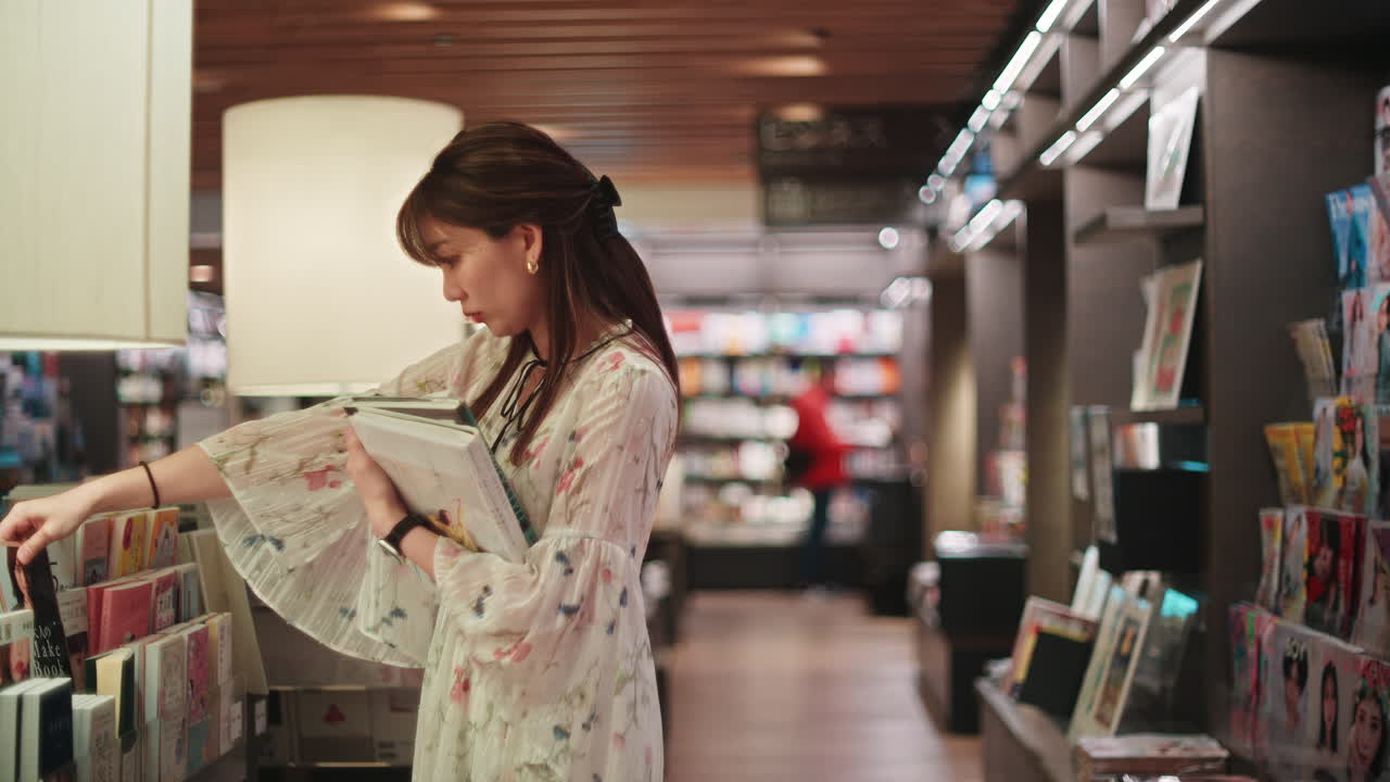 mujer revisando libros en una librería