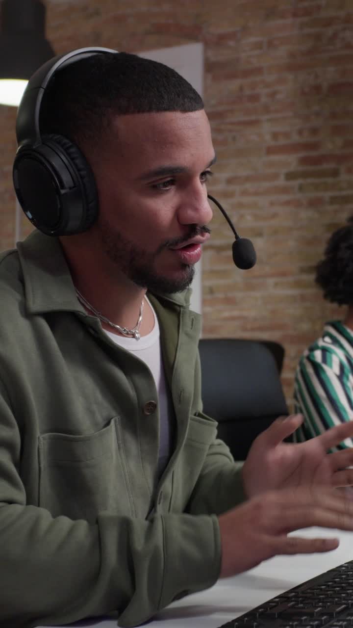 hombre con auriculares en la oficina