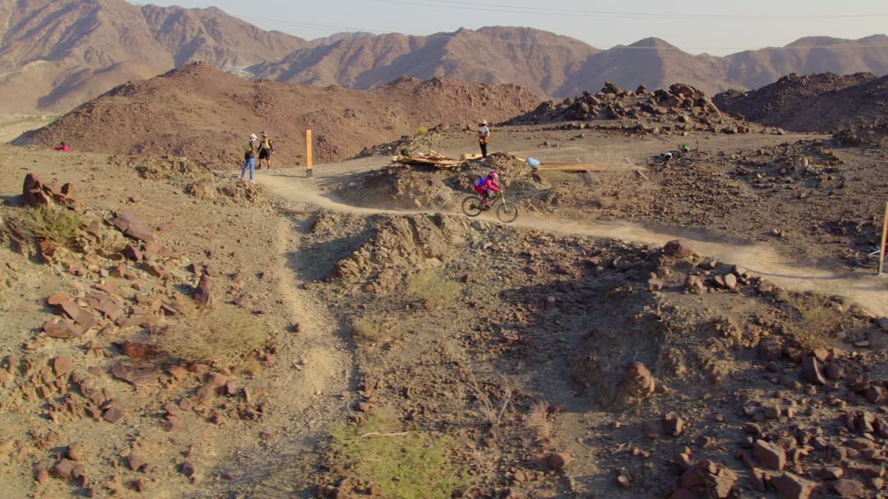 언덕에서 자전거를 타는 남자