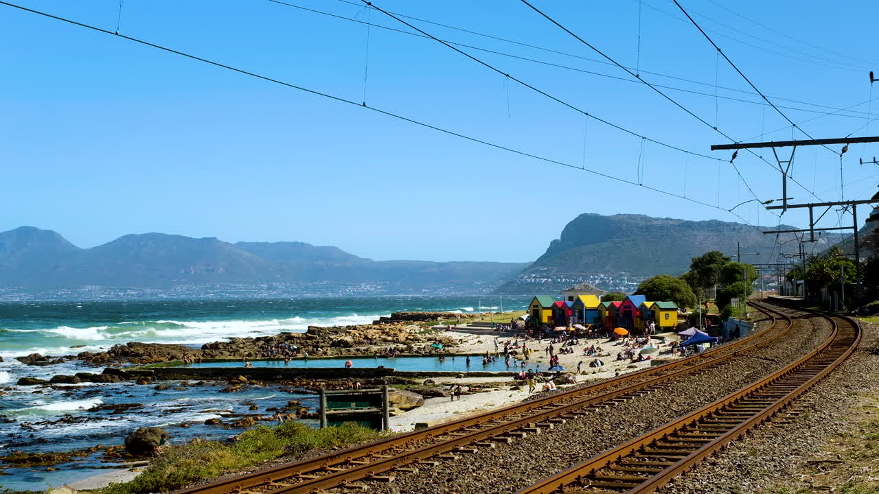 철도 옆에 다채로운 입욕 상자가 있는 세인트 제임스 해변, 무이젠버그